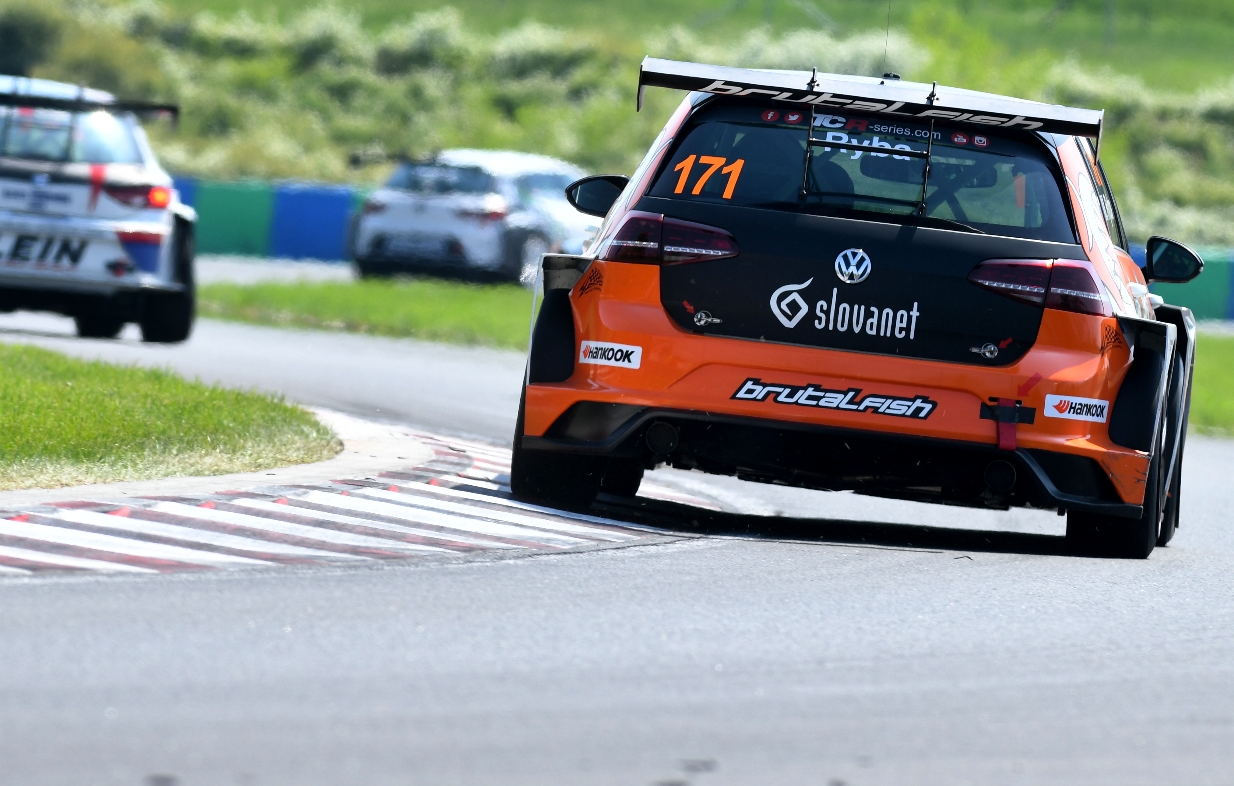 Races at Hungaroring Show Increasing Popularity of TCR Specification Vehicles