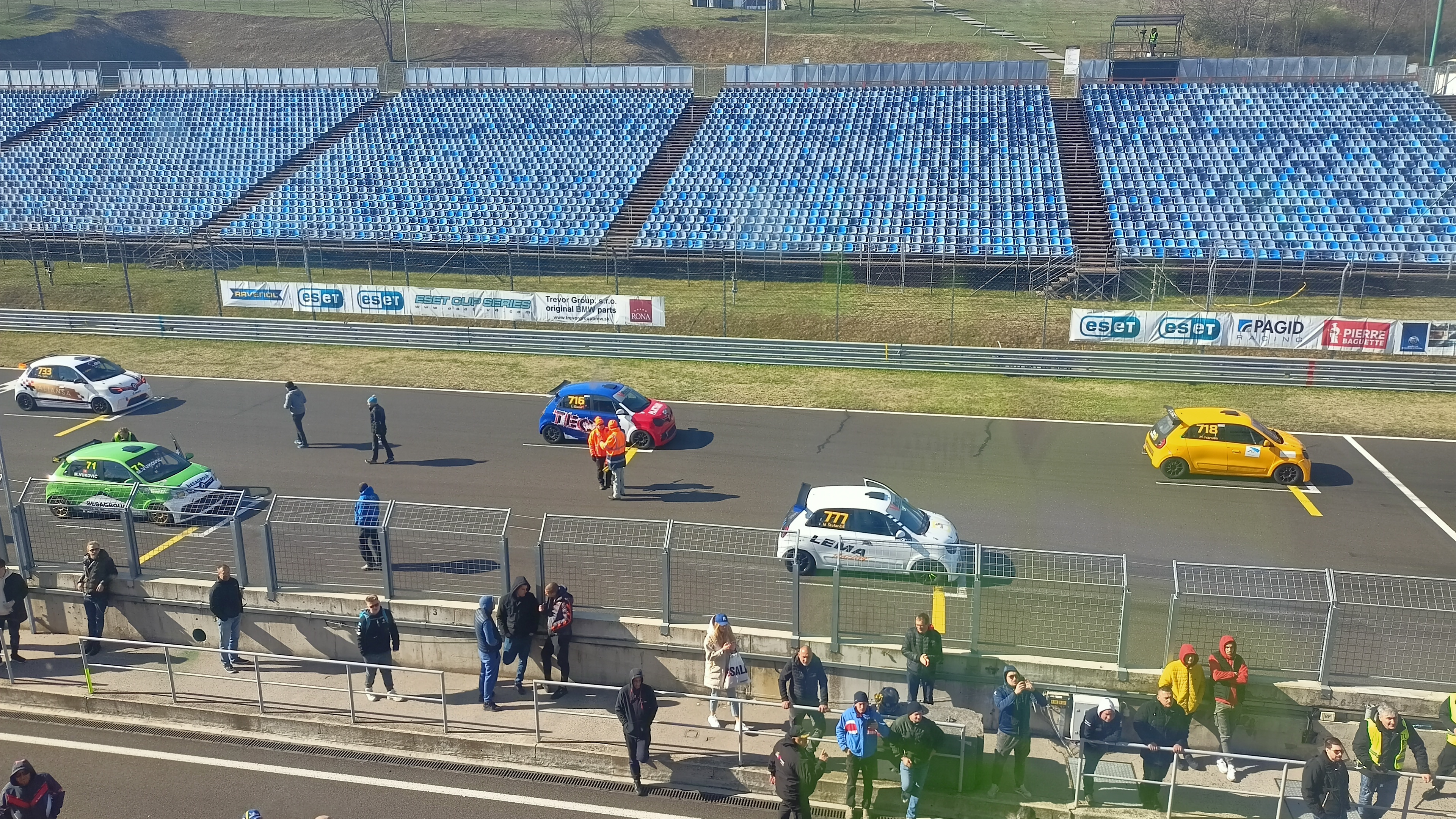 Matej Ivanuša won the second race of the Twingo Cup behind the safety car