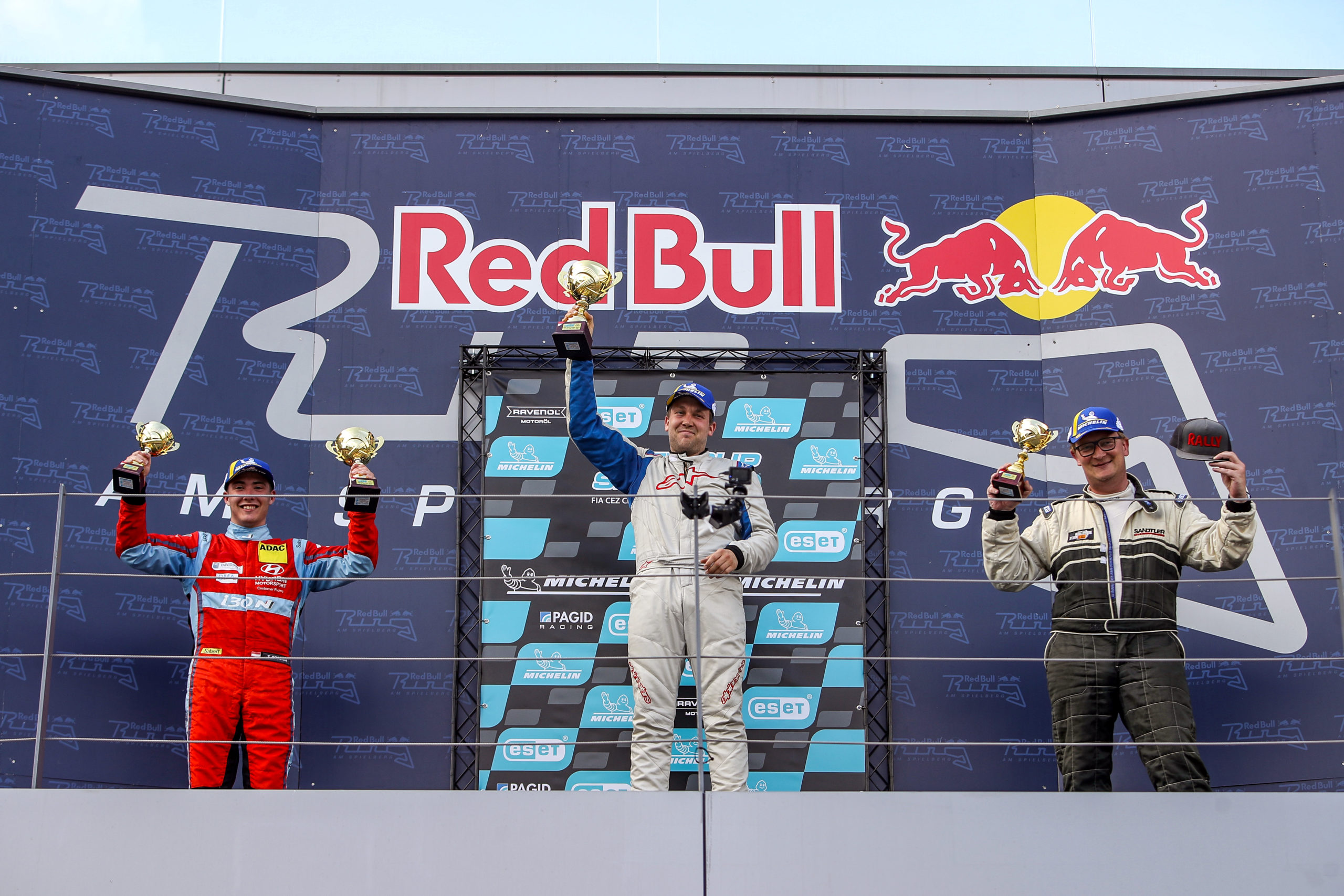 Vítězství na první pokus, Michael Hulm se raduje v Clio Cupu