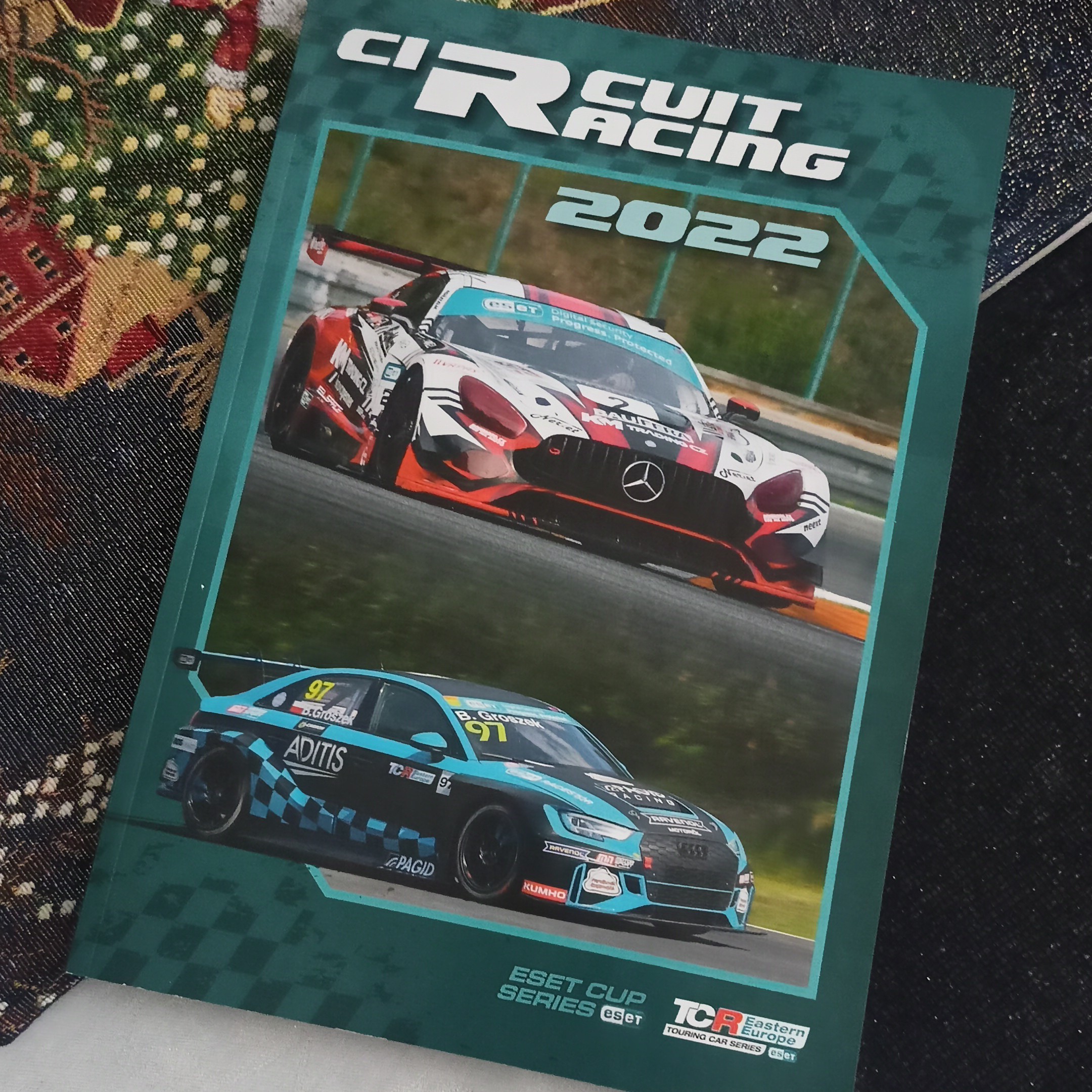 Ročenka Circuit Racing 2022 je k dispozici v tištěné i digitální verzi