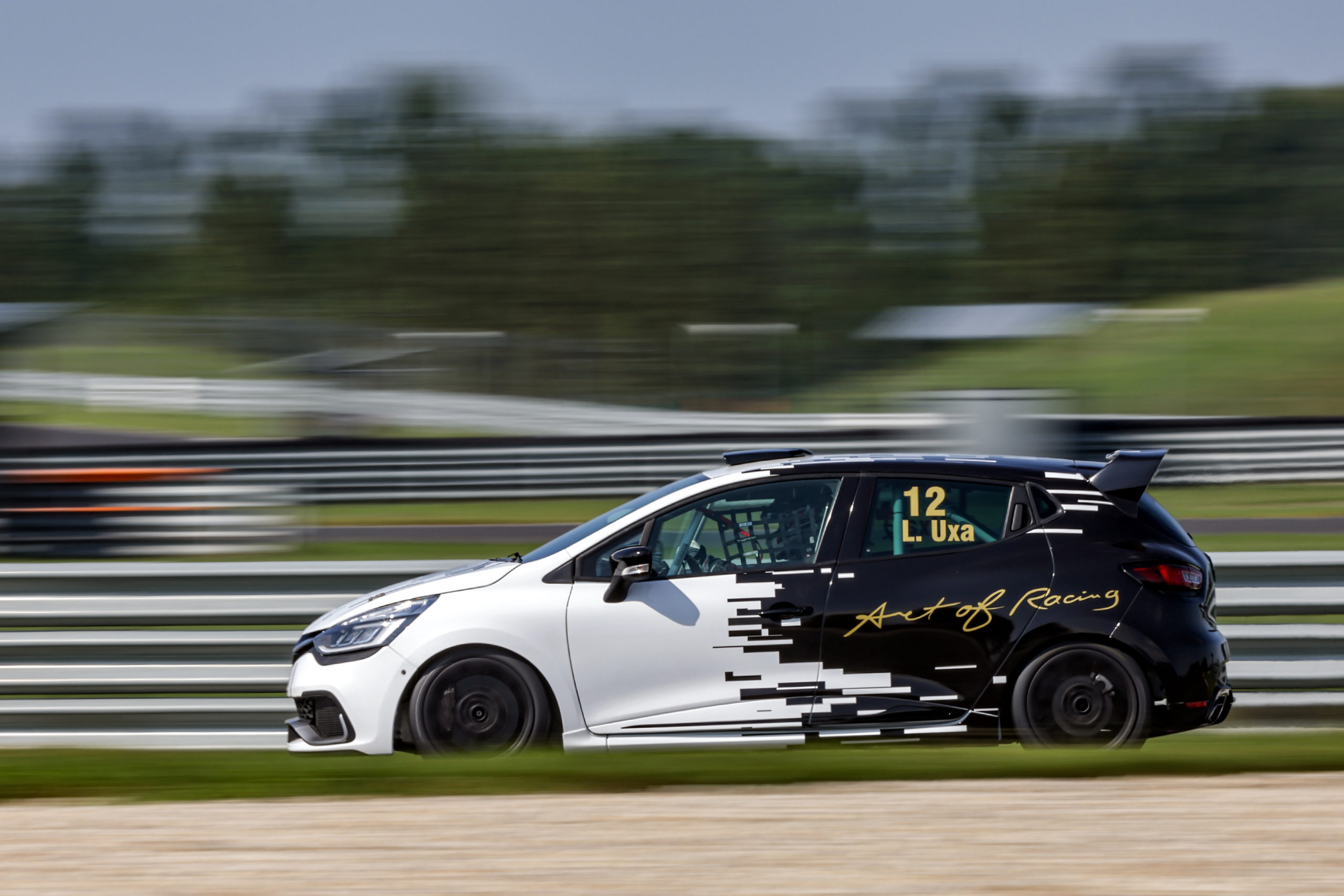 Lukáš Uxa returns to the Clio Cup. He wants to have fun