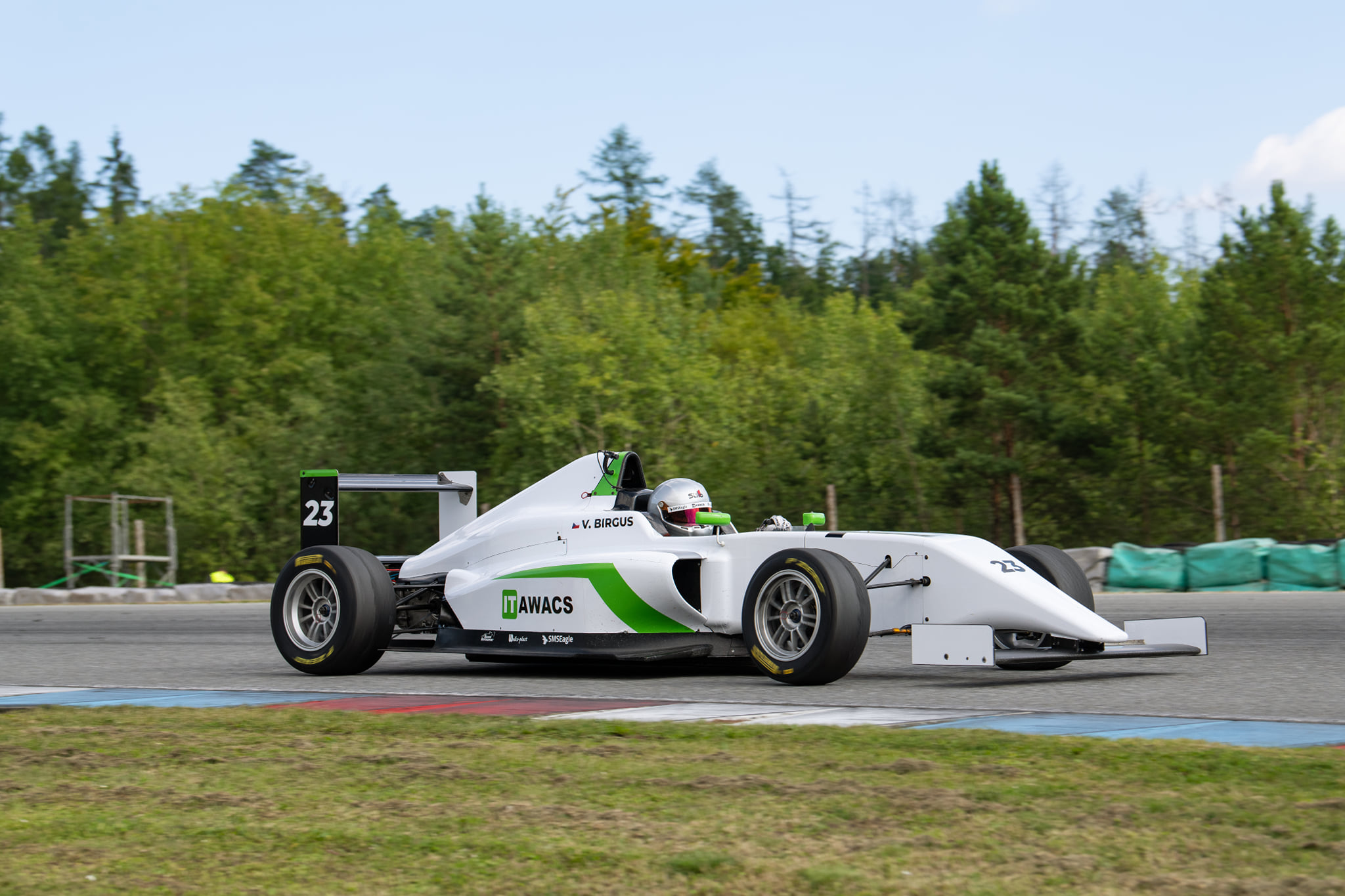 Český tým JMT Racing Engineering se připravuje na šampionát ACCR F4